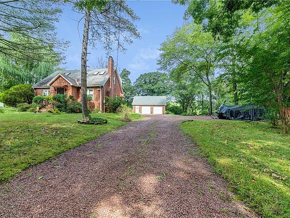 4th image of 85 Schoolhouse Ln