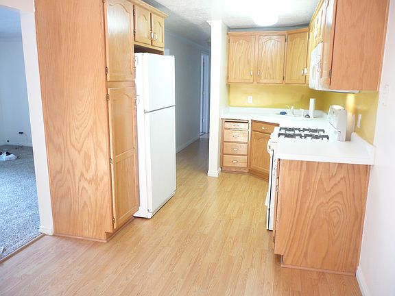 5th image of 374 E Maple Crest Ct #23