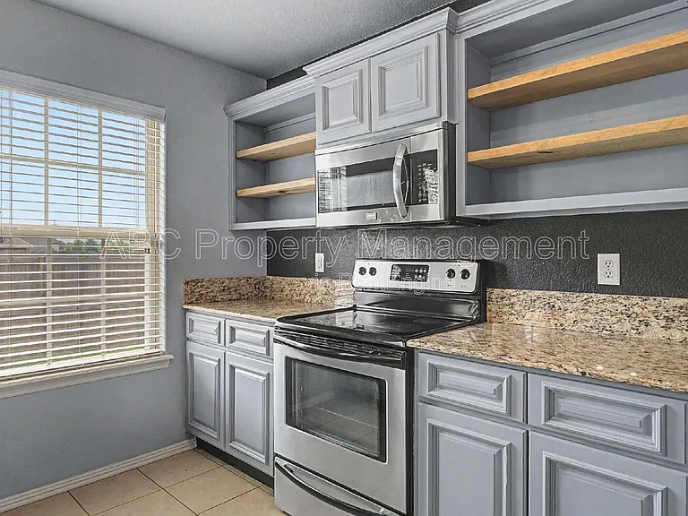3801 SW Gibson Ave — Photo 2