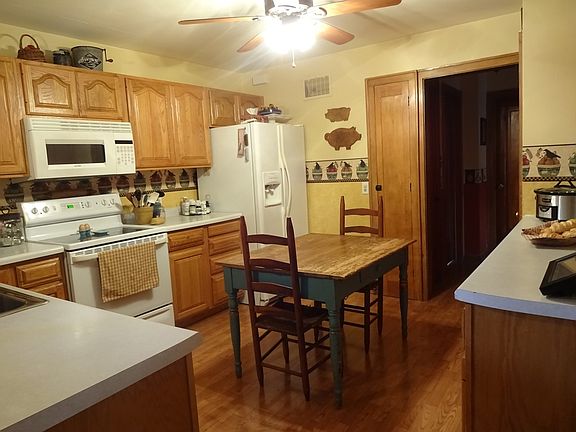 Eat-in Kitch w/ lots storage