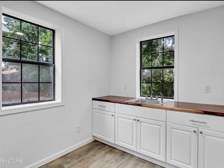 1453 Overton Ln — Photo 2