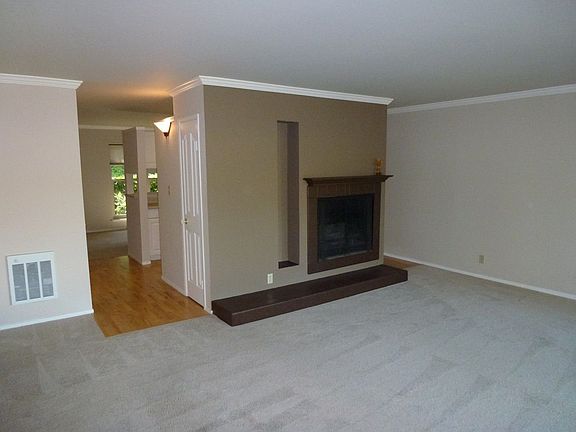 2nd image of 2091 Ascot Dr Unit 129