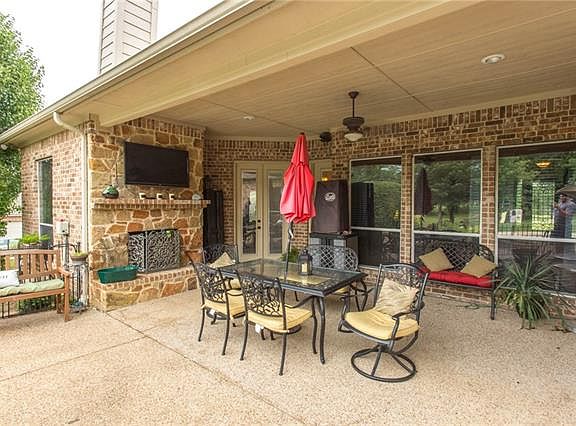 3rd image of 2420 Plantation Dr N