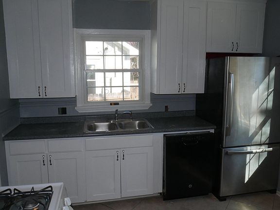 Kitchen 10'7" x 10'10"