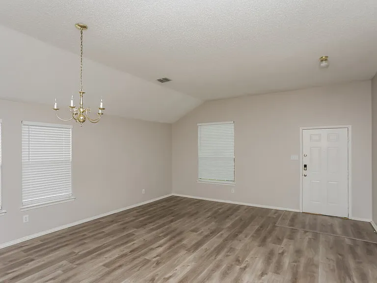 1203 Hampton Dr — Photo 5