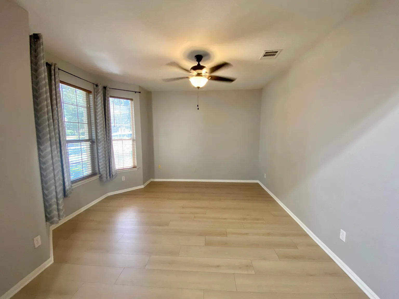 4 bed, 2.5 bath, 2803 sqft, $2,500 — Photo 4