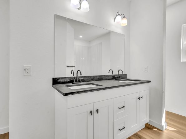 207 W Elm St, Whitewright, TX 75491