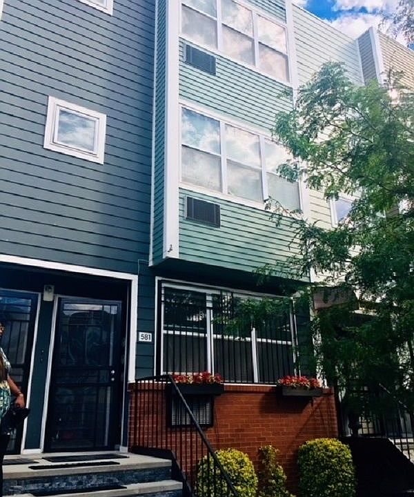 1st image of 581 Vandalia Ave #1