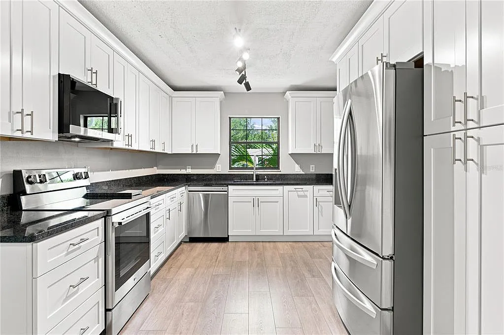 3 bed, 2.0 bath, 1644 sqft, $2,200 — Photo 3