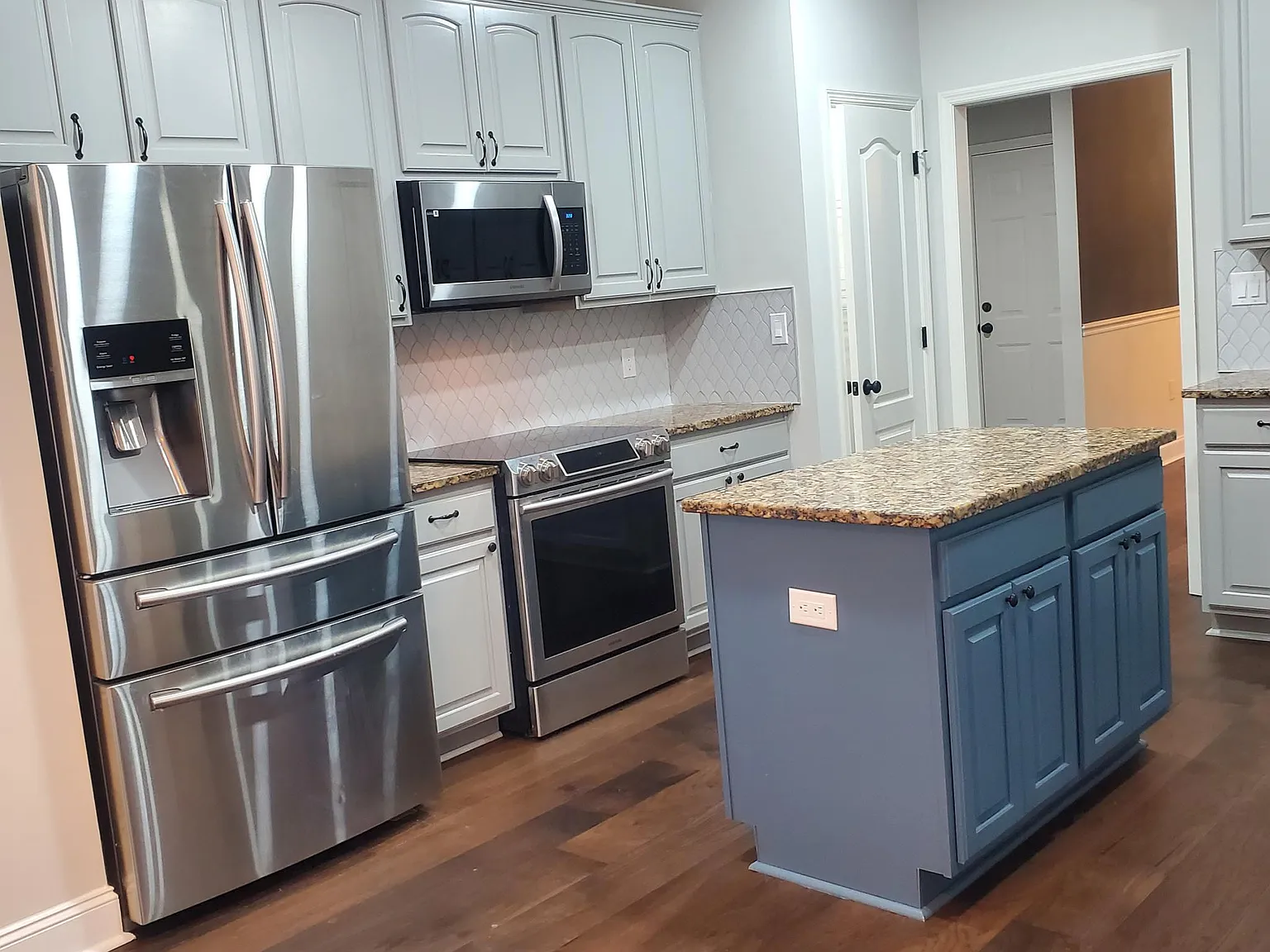 6 bed, 3439 sqft, $3,395 — Photo 3