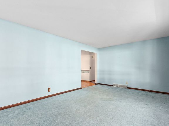 3rd image of 225 W McKinley St