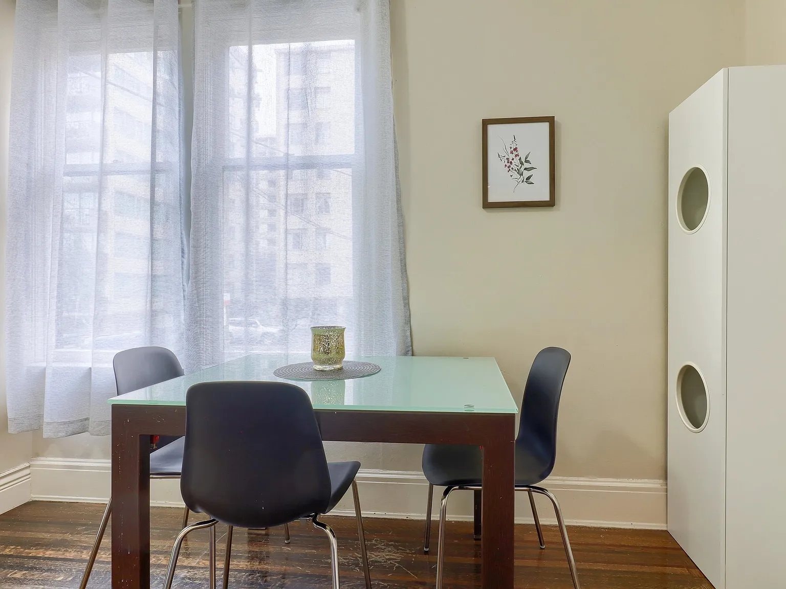 3 bed, 811 sqft, $3,490 — Photo 2