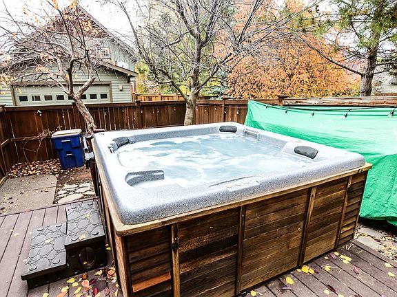 Large 6-person hot tub and three kayaks for guests to use