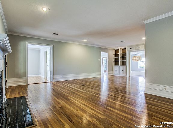 5th image of 243 Wildrose Ave