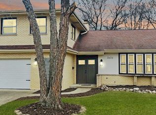 2623 N Stuart Dr, Arlington Heights, IL 60004