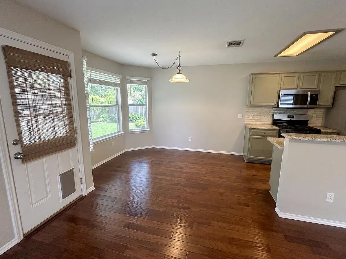 3 bed, 2.0 bath, 1320 sqft, $2,000 — Photo 3