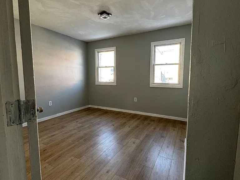 126 W Elm St — Photo 5