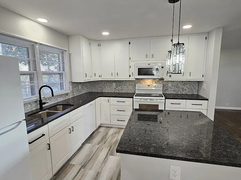 1310 S River St — Photo 2