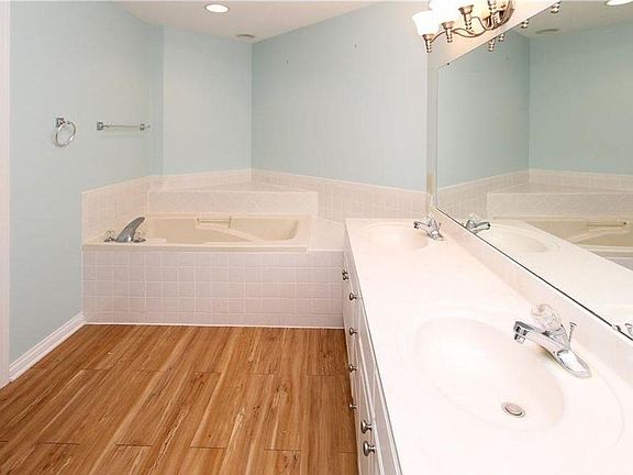 4th image of 267 Golf Ct