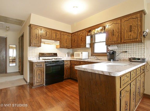 3rd image of 5704 W 89th St