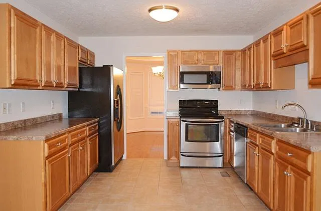 3 bed, 2.5 bath, 2470 sqft, $2,000 — Photo 4