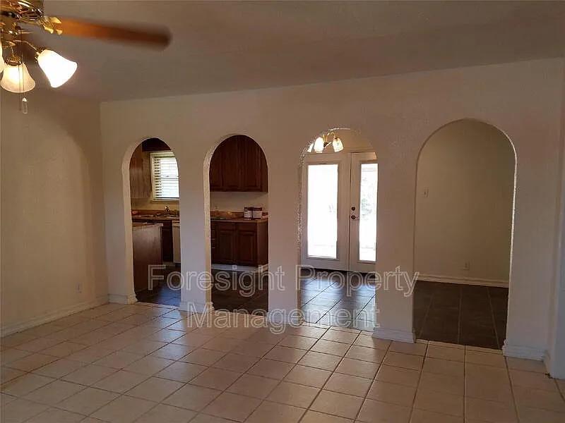 3 bed, 2.0 bath, 1330 sqft, $2,095 — Photo 4
