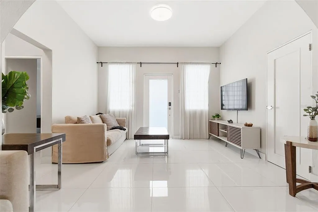 3 bed, 1.5 bath, 1271 sqft, $4,700 — Photo 3