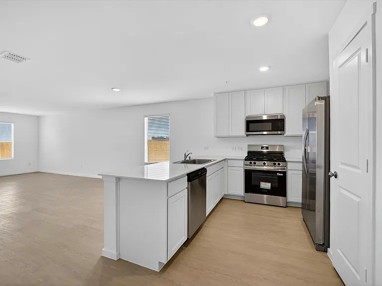 3703 Longleaf Dr — Photo 6