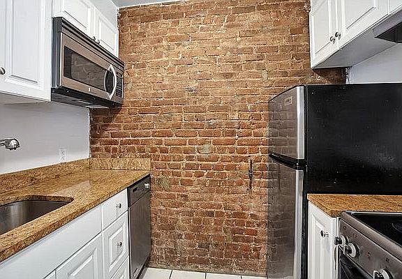 5th image of 316 E 77th St APT 4A