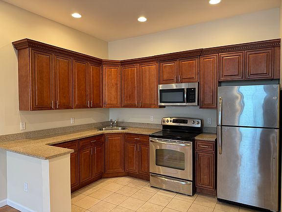 3rd image of 39 Mineola Blvd Ste 2I