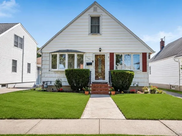 932 Cherry Lane, Floral Park, NY 11001