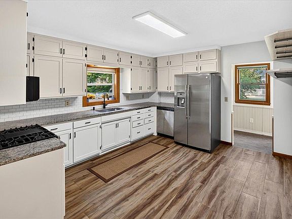4th image of 2207 Holloway Ave E