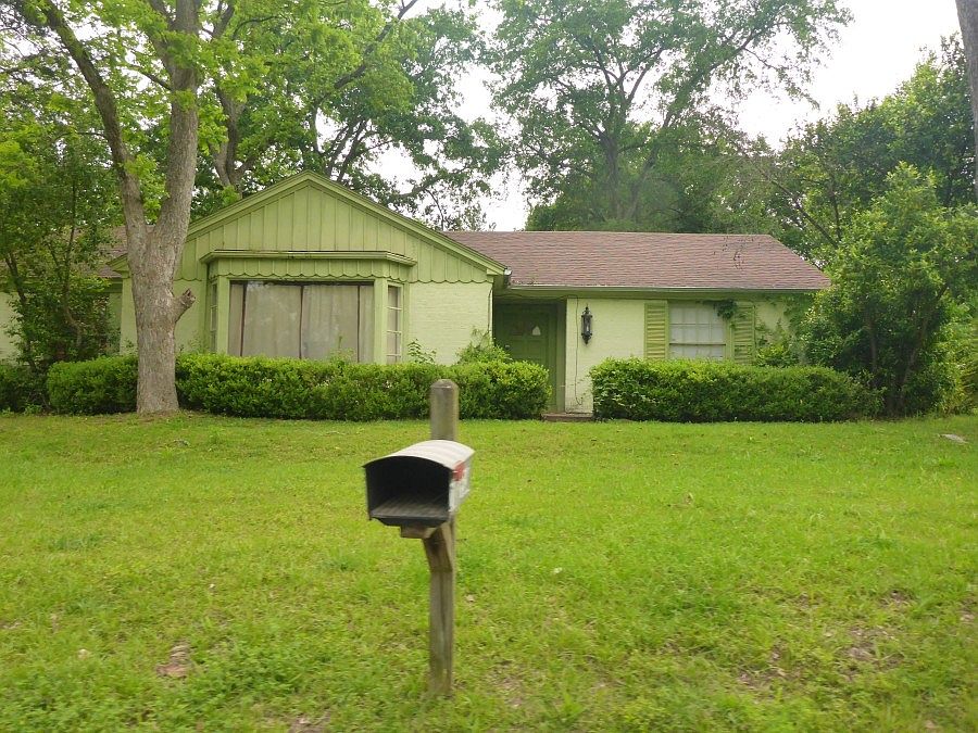1st image of 210 E Pecan Dr