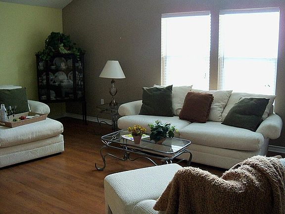 Great family room vaulted ceilings