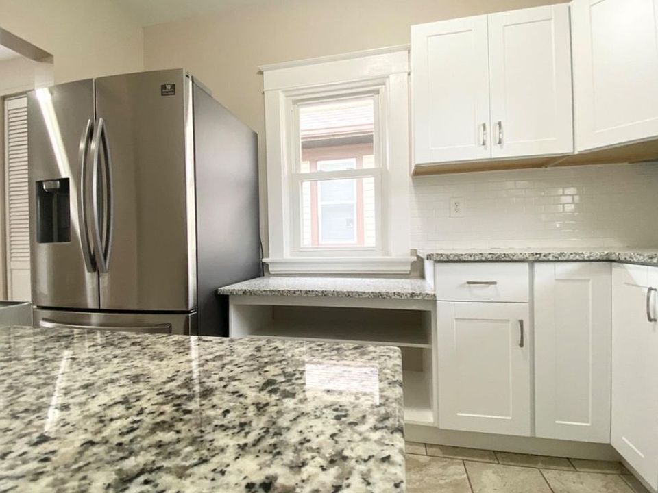 1st image of 1621 Clarewood Ave Unit 2