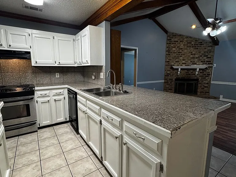1729 Tallwood Dr — Photo 5