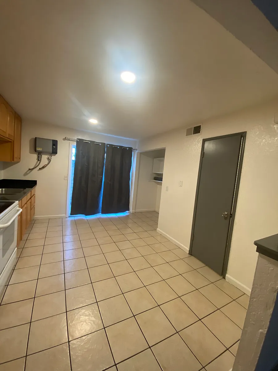 Building Photo - 3044 Amherst Dr #4