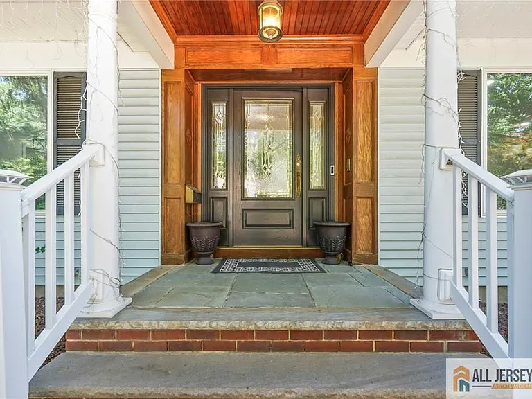 16 Phyllis Pl — Photo 3
