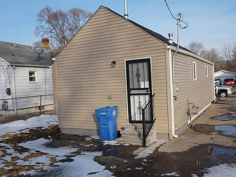 3740 Spruce St — Photo 2