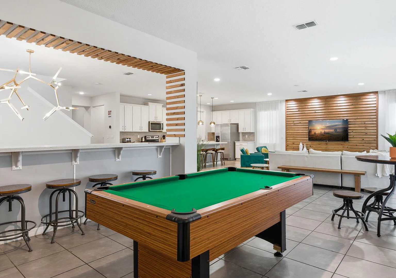 Upscale 9BR Stay with Pool and Themed Rooms — Photo 2
