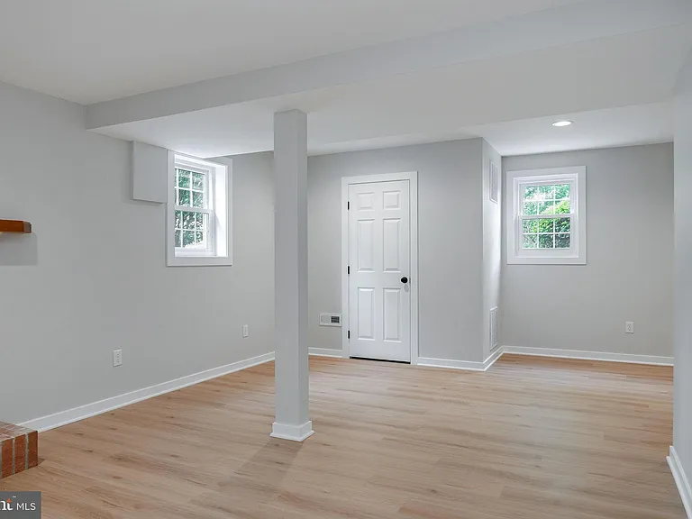 561 Tiffany Ct — Photo 32