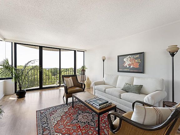 4th image of 929 N Astor STREET #608