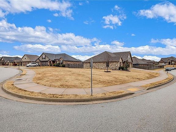 3rd image of 503 Brentwood Cir