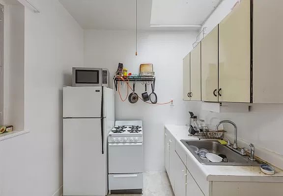 5th image of 303 W 74th St APT 5R