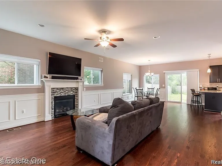 2806 Benjamin Ave — Photo 2