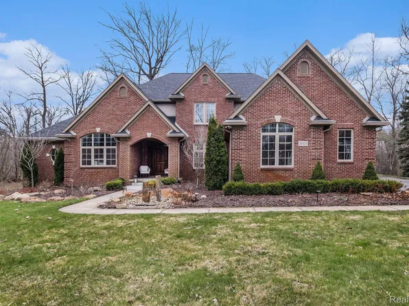 30525 Helmandale Dr, Franklin, MI 48025