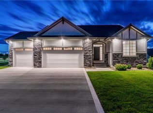 800 NE Owl Ridge Ln, Waukee, IA 50263