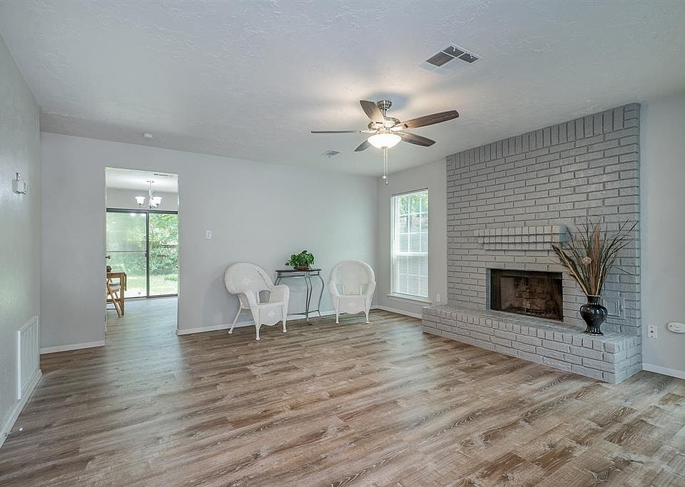 VIEW from the FAMILY ROOM towards the KITCHEN / BREAKFAST and BACKYARD !!