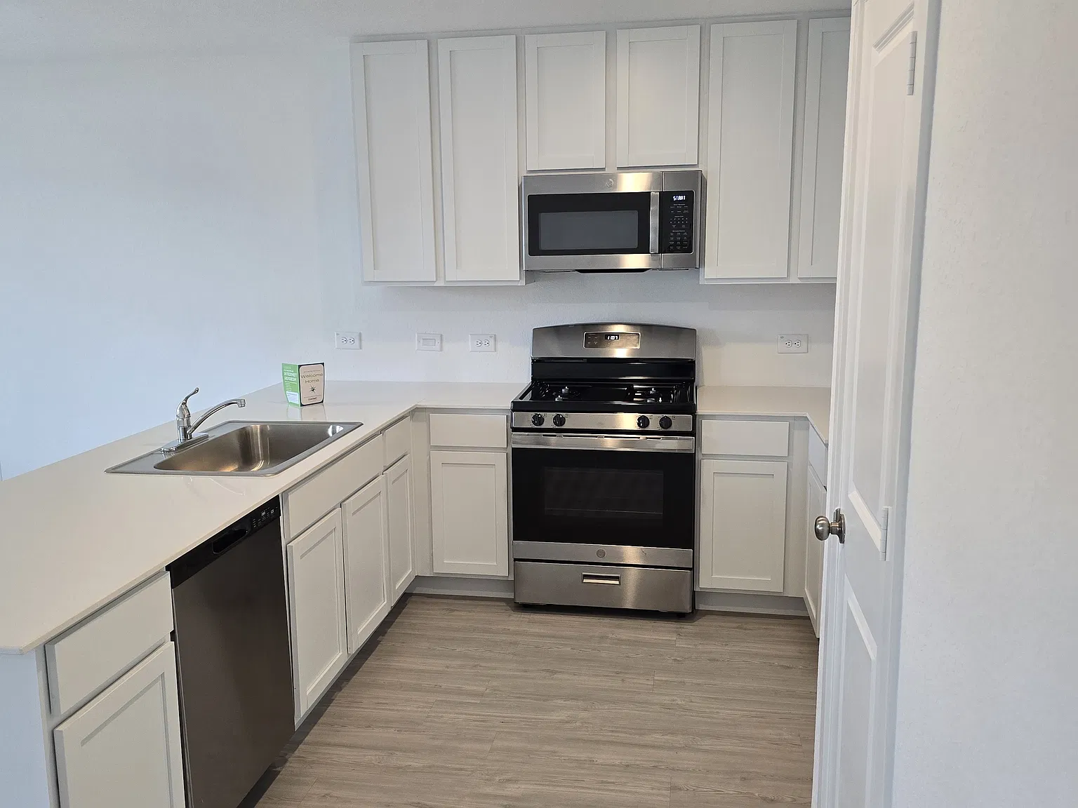 Mint 4 bed 2.5 bath home — Photo 3