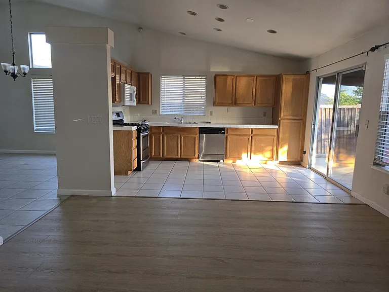 5128 Hereford Ct — Photo 3